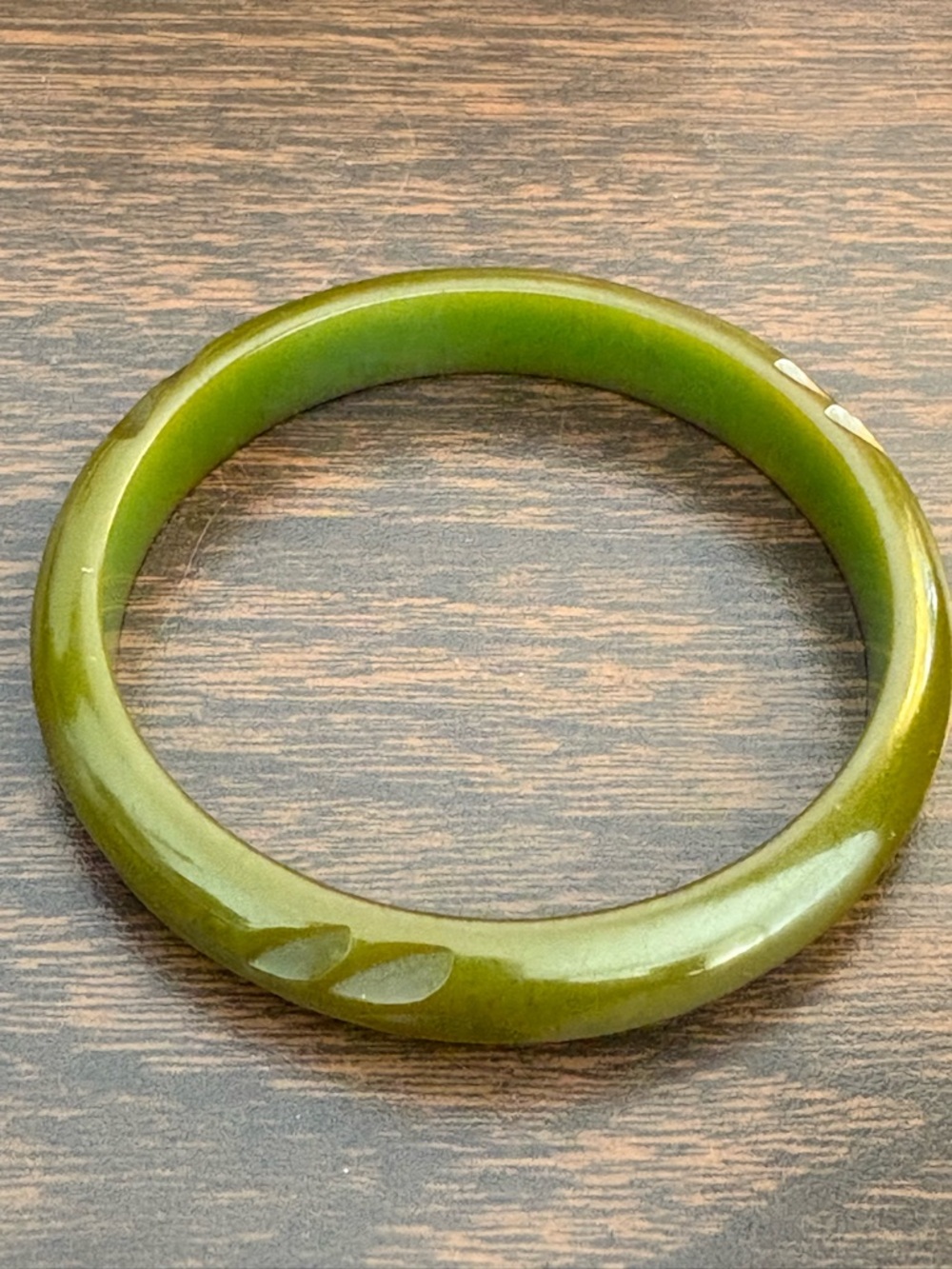 Vintage Green Carved Bakelite Bangle Bracelet and Brooch 1930’s - Picture 5 of 7